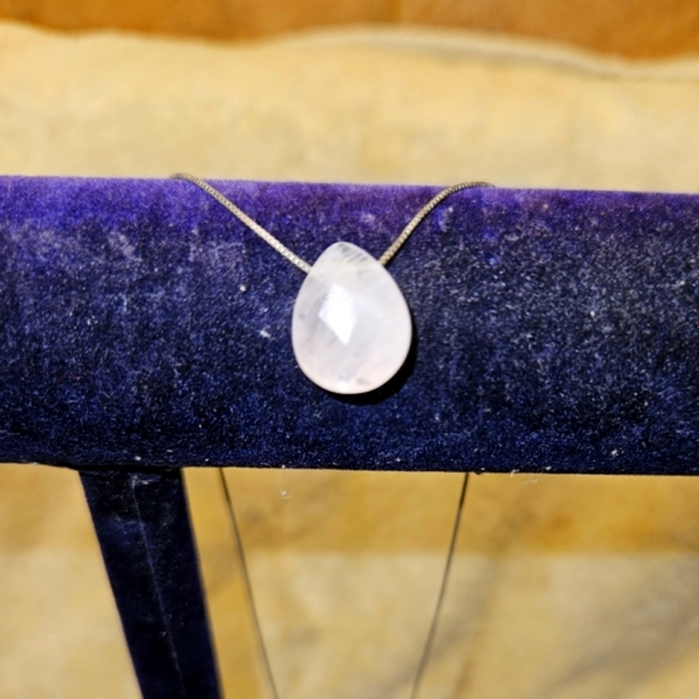 925 ROSE QUARTZ  STONE DROP ON A 925 STERLING SILVER CHAIN. GORGEOUS. PICS 📸